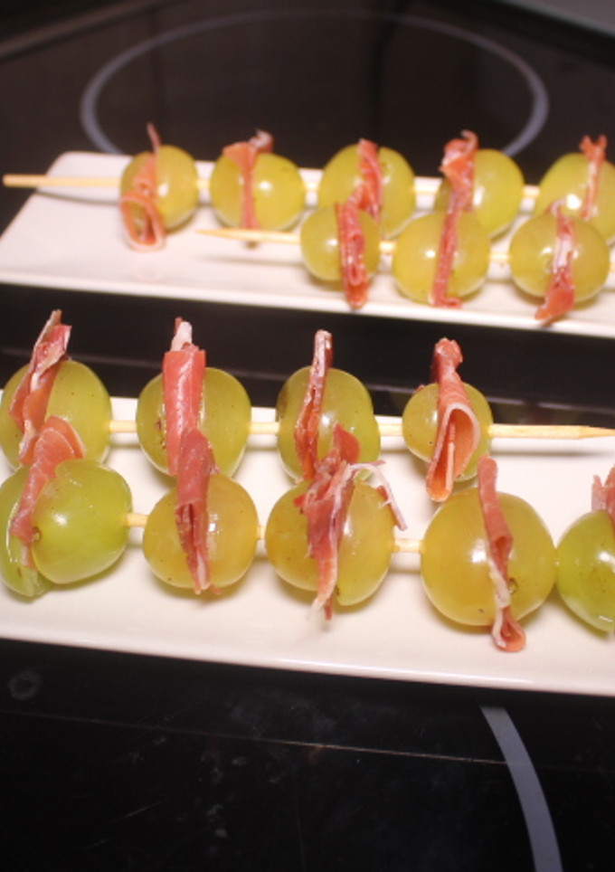 Una foto de Banderillas de uvas con jamón