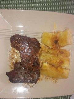 Una foto de Chuleta al horno con yuca