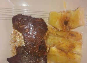 Una foto de Chuleta al horno con yuca