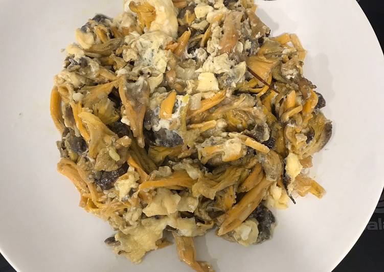 Revuelto de cantarelus (angulas de monte)