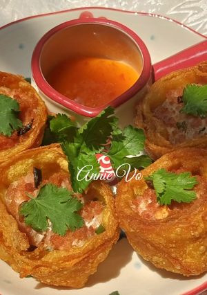 Hình của món Hoành thánh cuộn bông hoa.