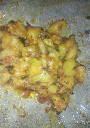 आलू की सूखी सब्जी (Aloo ki sukhi sabzi recipe in Hindi) रेसिपी मुख्य फोटो