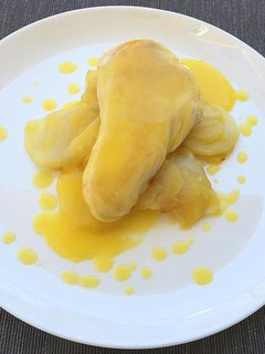 Una foto de Pollastre amb patates fregides i salsa de taronja 🍊