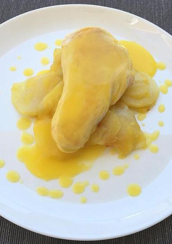 Una foto de Pollastre amb patates fregides i salsa de taronja 🍊