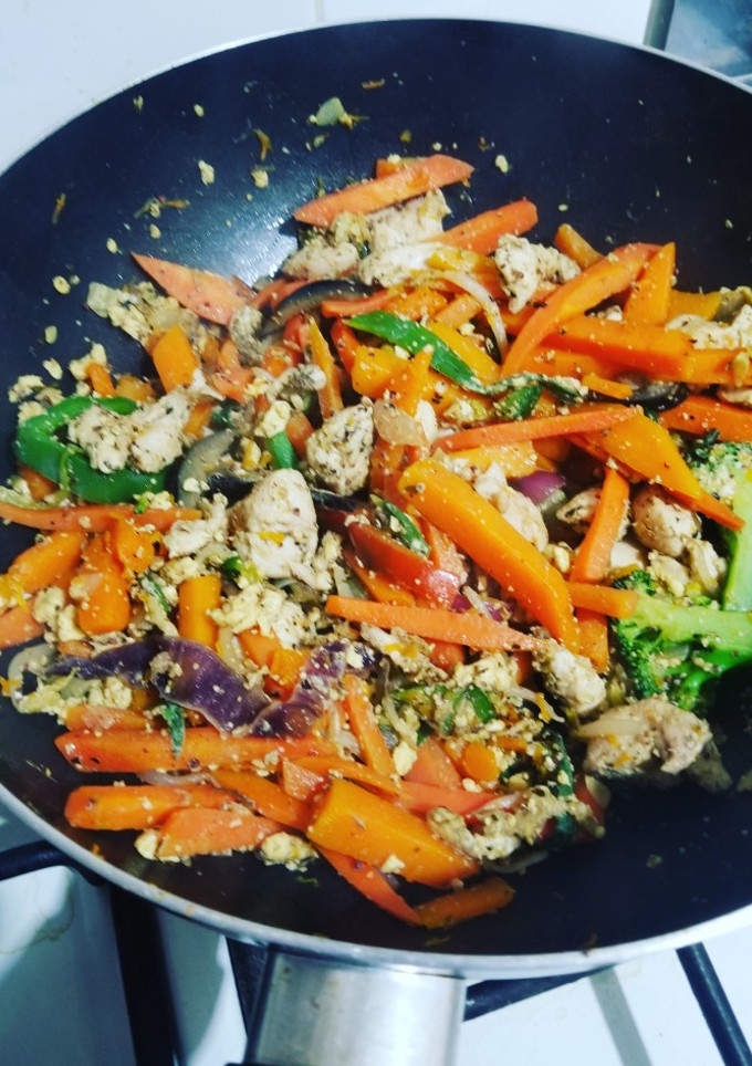 Una foto de Wok de verduras y pollo Súper EXPRESS!!!