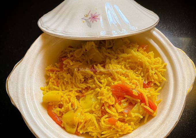 Recipe of Homemade Alu Aur Tamatar Pulao Potato and Tomato Pilaf