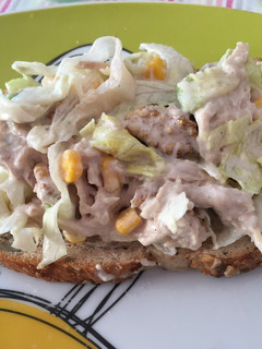 Una foto de Tostas de ensalada de pollo