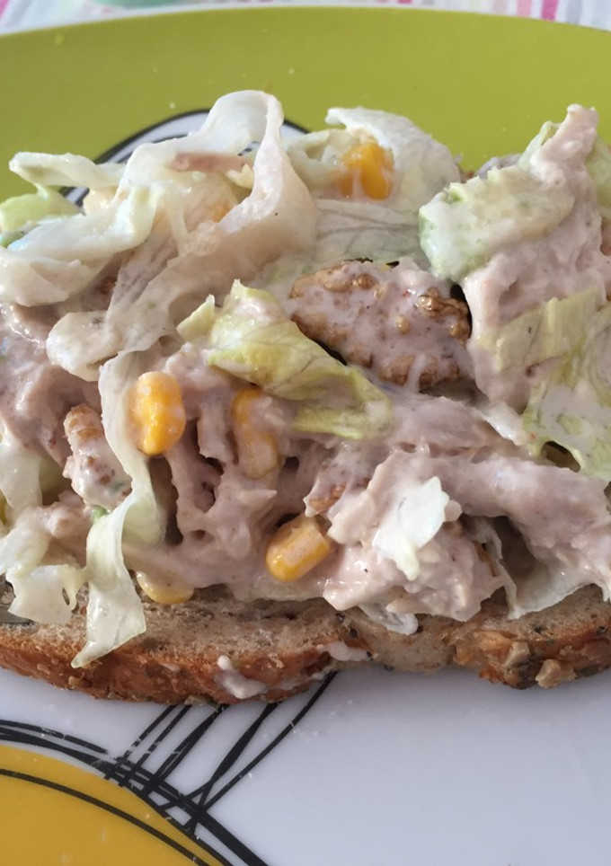 Una foto de Tostas de ensalada de pollo