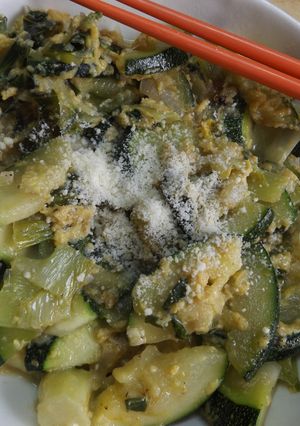 Foto principal de Revuelto muy sencillo de pak choi y calabacines