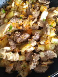 Una foto de Ternera y pollo con patatas y boniato