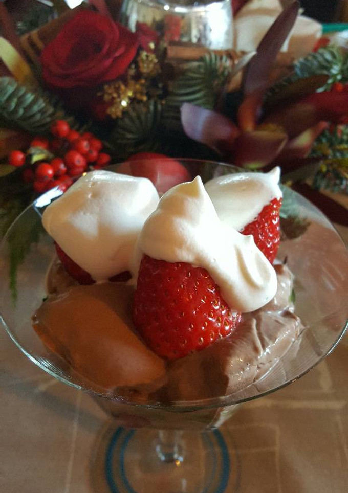 Una foto de Mousse de chocolate fresa y nata