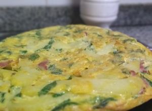 Una foto de Tortilla de papas y radicheta. 👩🏼‍🍳