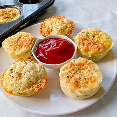 A picture of Cheesy veggies muffin scones.