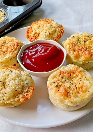 A picture of Cheesy veggies muffin scones.