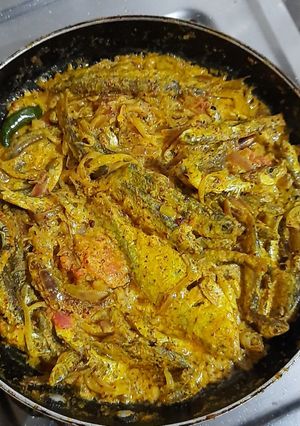 পেঁয়াজ দিয়ে ছোট মাছের ঝাল (Peyanj diye choto macher jhol recipe on Bengali) রেসিপির প্রধান ছবি