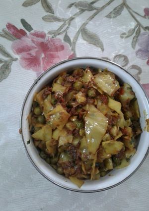 A picture of Cabbage and green peas.
