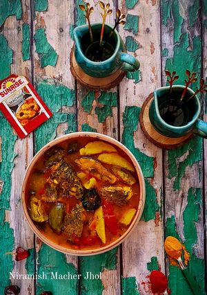 A picture of Niramish Macher Jhol.