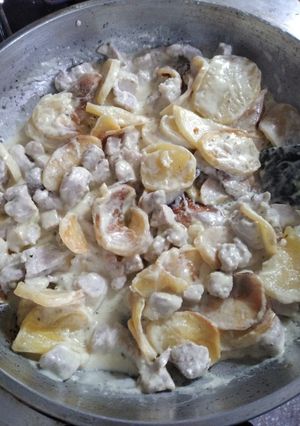 Una foto de Cerdo con papas a la crema😋😋😋