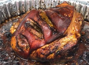 Una foto de Pernil asado con Cerveza