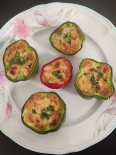 சீஸ், எக் ஸ்டப்டு கேப்ஸிகம் (Cheese, egg stuffed capsicum recipe in tamil) செய்முறை முக்கிய புகைப்படம்