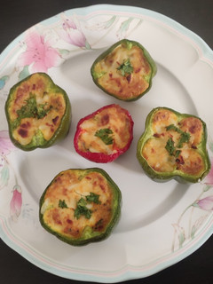 சீஸ், எக் ஸ்டப்டு கேப்ஸிகம் (Cheese, egg stuffed capsicum recipe in tamil) செய்முறை முக்கிய புகைப்படம்
