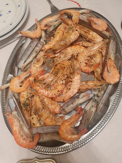 Una foto de Langostinos, gambas y navajas a la plancha