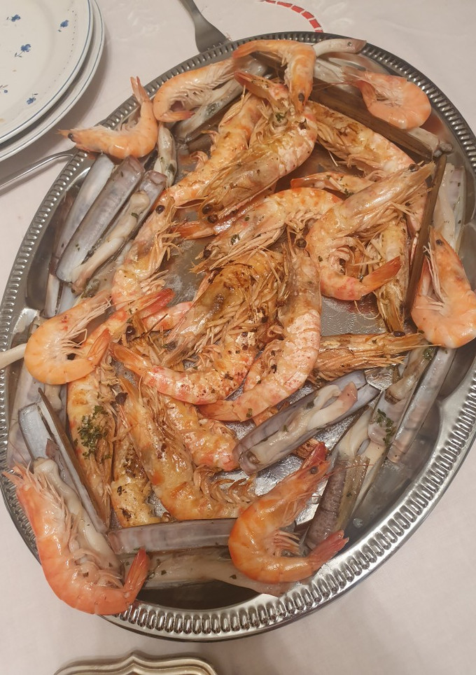 Una foto de Langostinos, gambas y navajas a la plancha