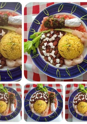 Una foto de Muslo de pollo arroz ajo y cúrcuma porotos guisados