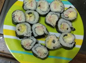 Una foto de Sushi variado