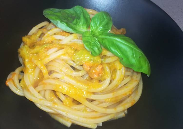 Summer Fever - Spaghetti alla chitarra con fiori di zucca, bisque di gamberi