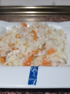 Una foto de Falso cuscús de coliflor con pollo y col