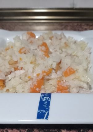 Una foto de Falso cuscús de coliflor con pollo y col