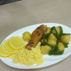 A picture of Boiled Irish potatoes with fried chicken and lemon fruit.