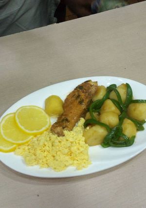 A picture of Boiled Irish potatoes with fried chicken and lemon fruit.
