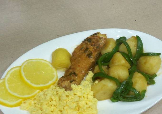 Boiled Irish potatoes with fried chicken and lemon fruit