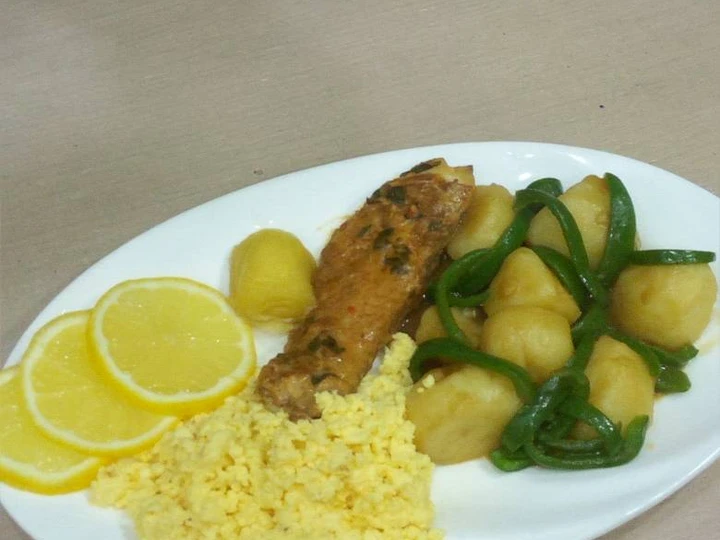 Easy Way Prepare Boiled Irish potatoes with fried chicken and lemon fruit the So Delicious You can take Joss in your mouth