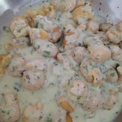 A picture of Dahi phulki in green.