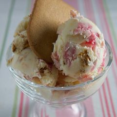 A picture of Tutty Frutty Cookies Icecream.