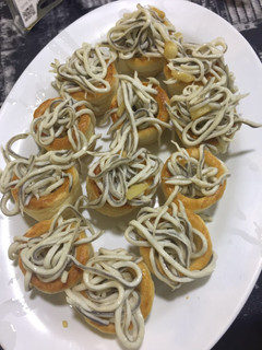 Una foto de Vol au vent de gusanos 🐛 de gulas para Halloween 🎃