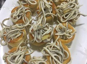 Una foto de Vol au vent de gusanos 🐛 de gulas para Halloween 🎃