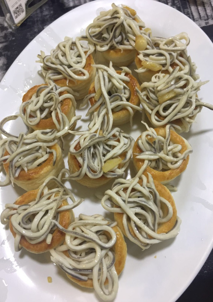 Una foto de Vol au vent de gusanos 🐛 de gulas para Halloween 🎃