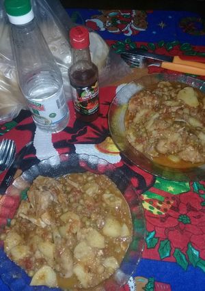 Una foto de Estofado de pollo🍗🍅🌶