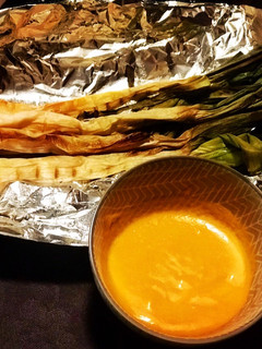 Una foto de Calçots con romesco casero