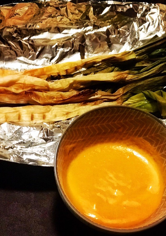 Una foto de Calçots con romesco casero