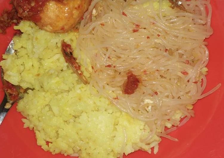 Bagaimana Membuat Nasi kuning rice cooker yang Lezat