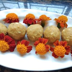 A picture of Besan ladoo.