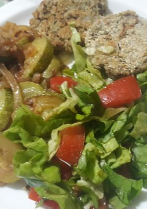 Una foto de Croquetas de lentejas, Salteado de Zucchini y ensalada!