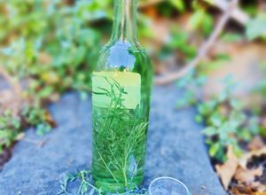 Foto di Grappa aromatizzata alla ruta