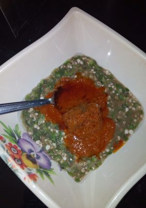 A picture of Okra and stew with meat.