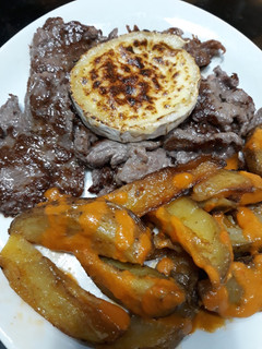 Una foto de Presa Ibérica y patatas con mojo picón